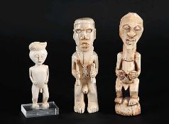 Drei KleinplastikenFigürliche männliche Darstellungen. Afrika, Luba, Songye, Kongo. Vermutlich 1.