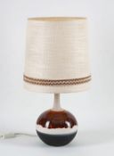 TischlampeLampenfuß in Form einer kugeligen Vase mit langem, schlanken Hals. Am Boden Reliefmarke