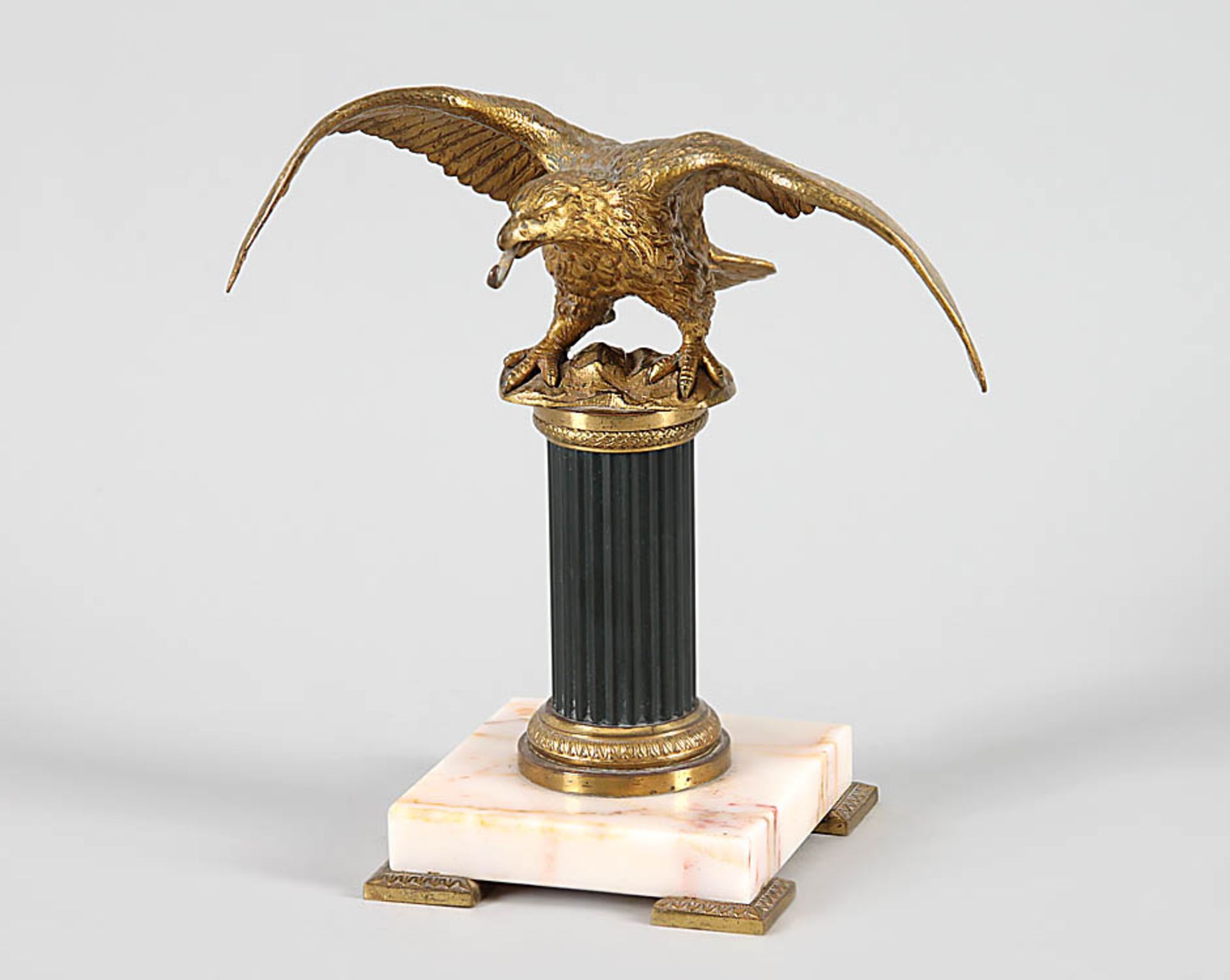 Sehr dekorativer TaschenuhrständerWohl Frankreich, um 1900. Form eines Adlers auf einer Säule.