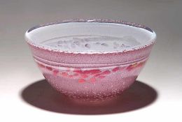 SchaleRunde, bauchige Form, angeschliffene Standfläche mit Abriss. Farbl. Glas, weiße, rosa und