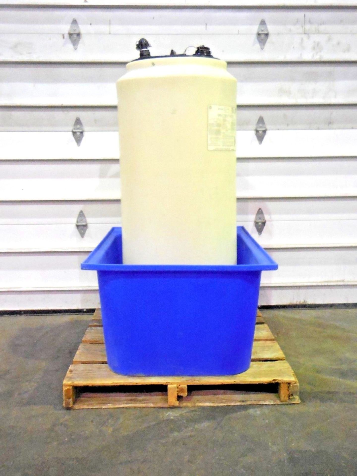 GE BETZ SPECTRUS NX122 80 GAL POLY CYLINDER CDS TANK W/ SPILL CONTAINER