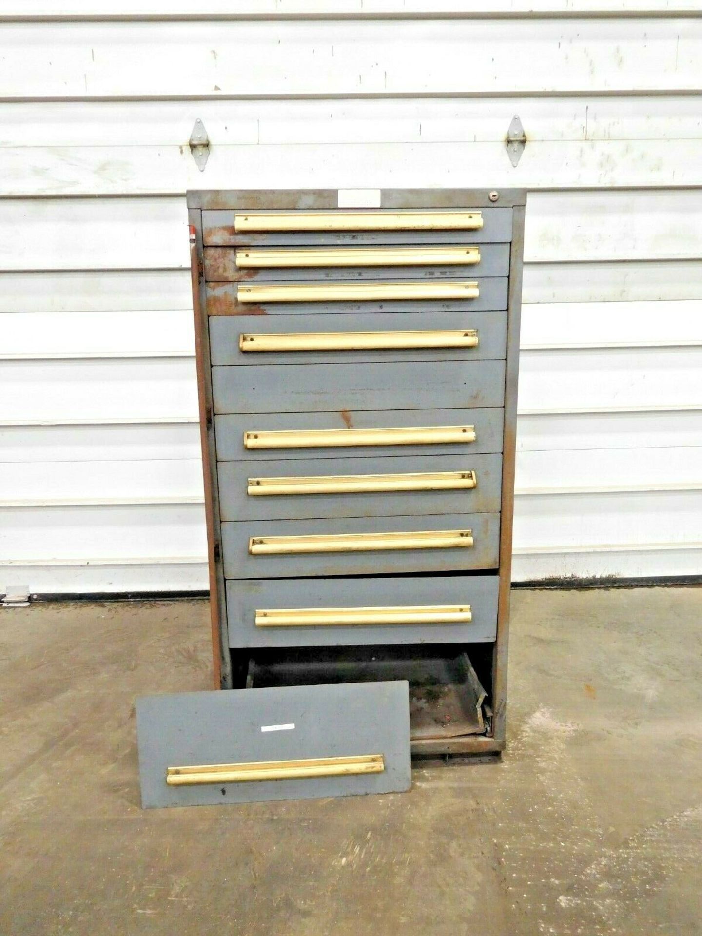 EQUIPTO 10 DRAWER INDUSTRIAL TOOL CABINET