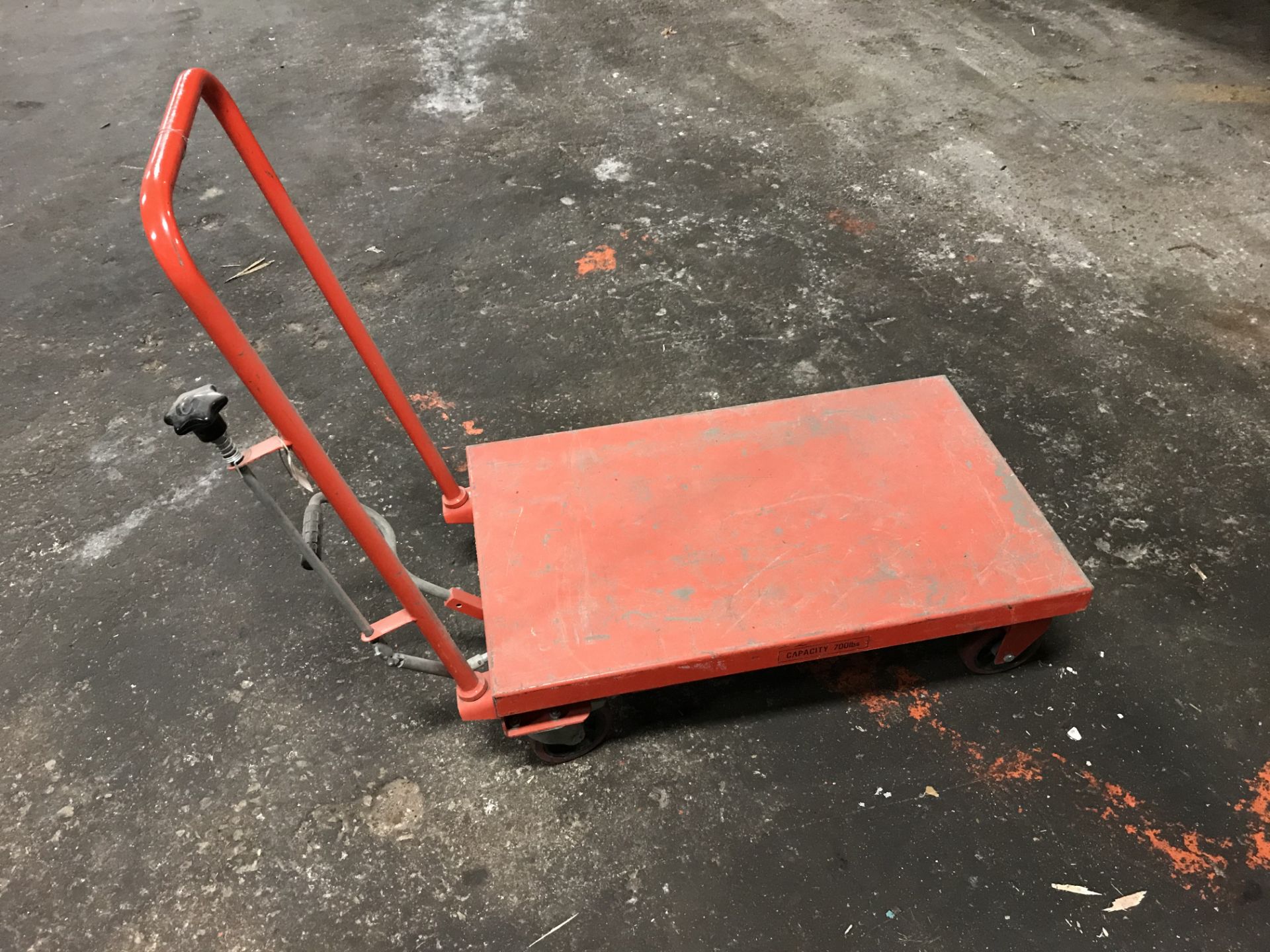 NORTHERN INDUSTRIAL TOOLS CART. 700 LB CAPACITY.