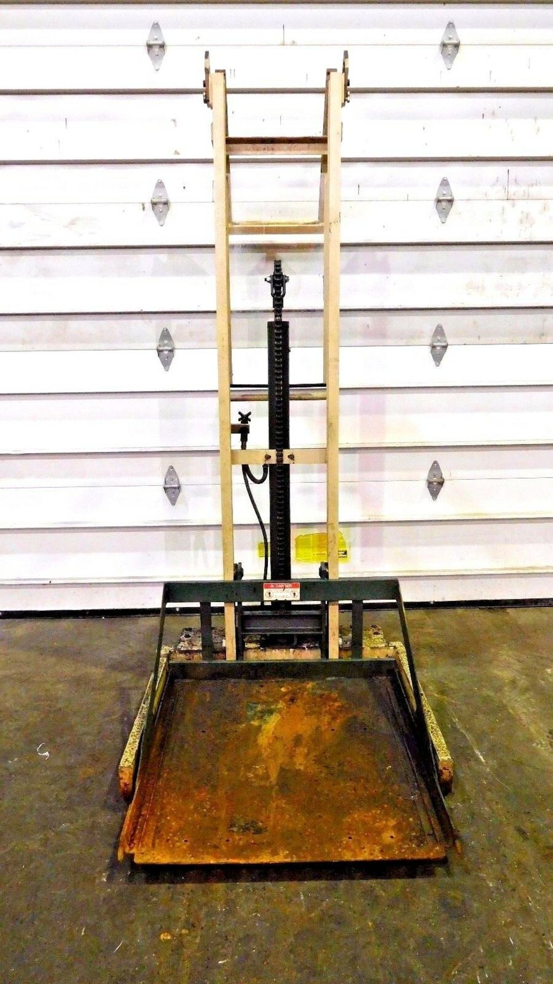 BEECH MLI MANUAL BREAKER LIFT TRUCK. 1000 LB CAP. 86" LIFT CAP.