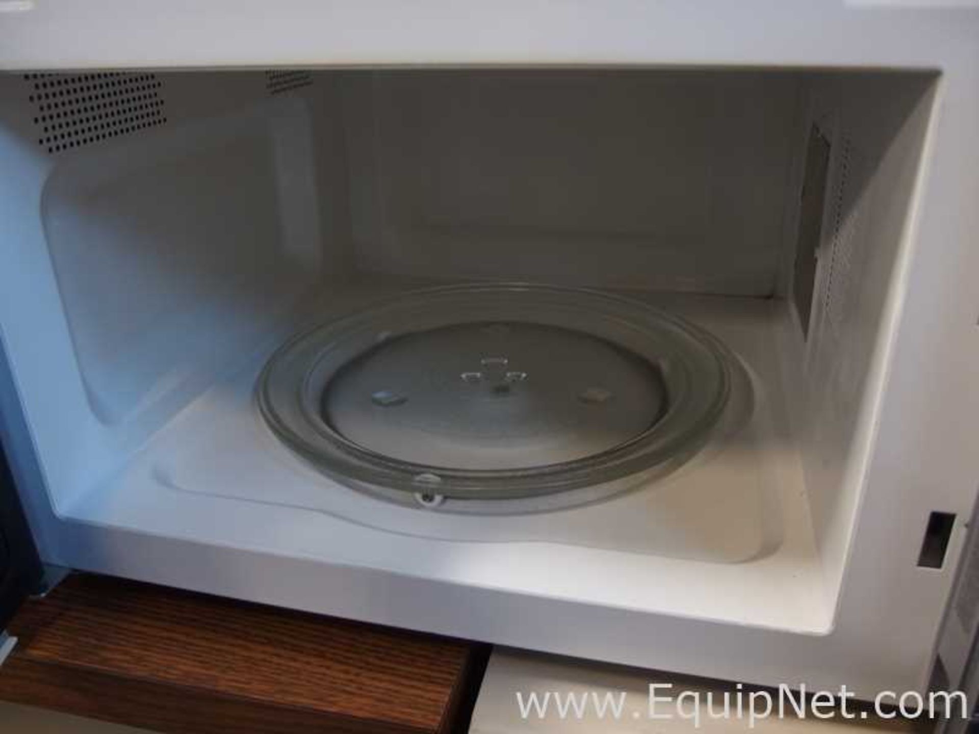 Fridgidaire Microwave Oven - Image 2 of 2