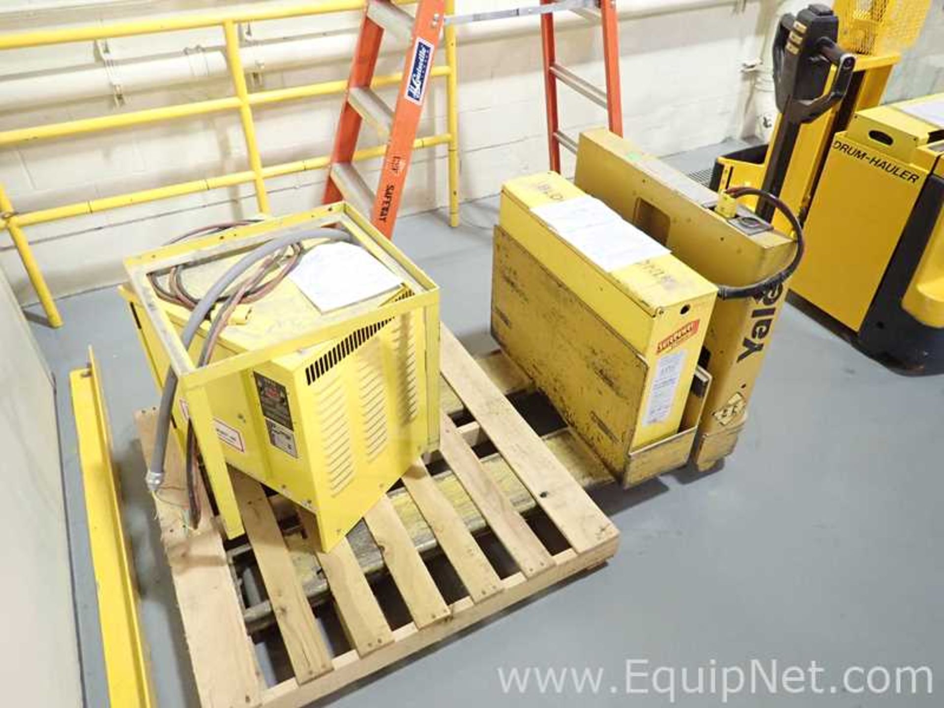 Yale MPW060SCN12T2748EE Electric Pallet Jack with Industrial Energy VPII 12V Charger - Image 3 of 8
