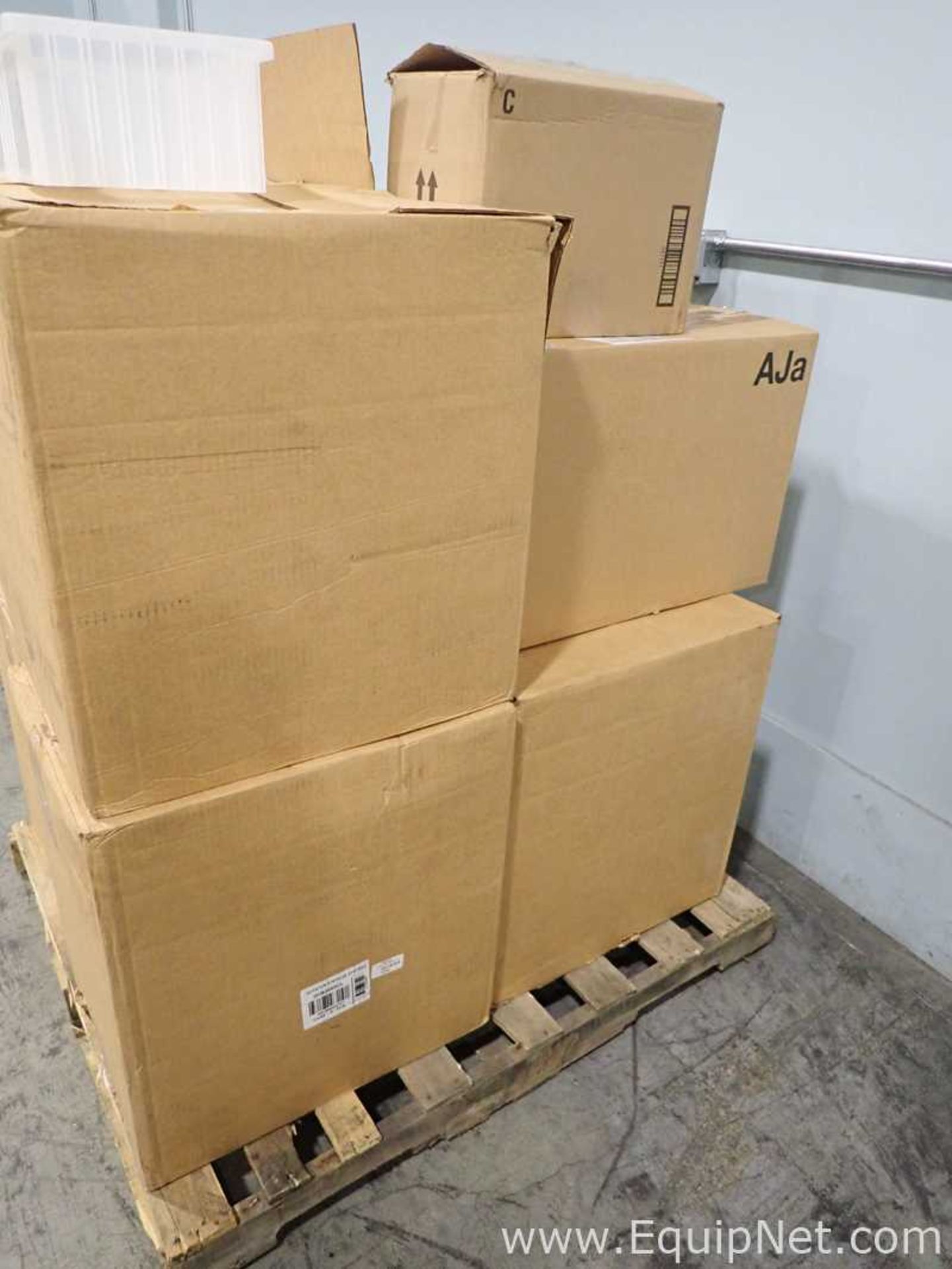 Lot of Approximately 55 Quantum Storage Systems DG92060CL Clear Dividable Grid Containers - Image 5 of 10