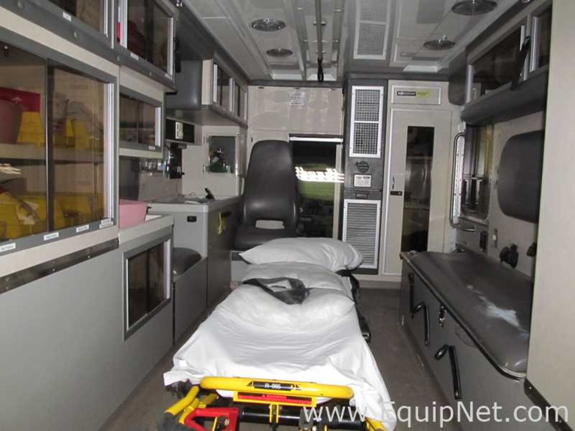 2000 Ford Wheeled Coach Ambulance - Image 7 of 11