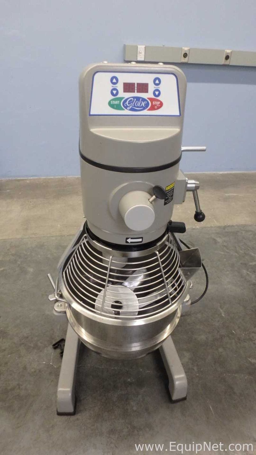 Globe SP30 30qt Floor Commercial Gear Driven Planetary Vertical Bowl Lift Dough Mixer - Image 15 of 20