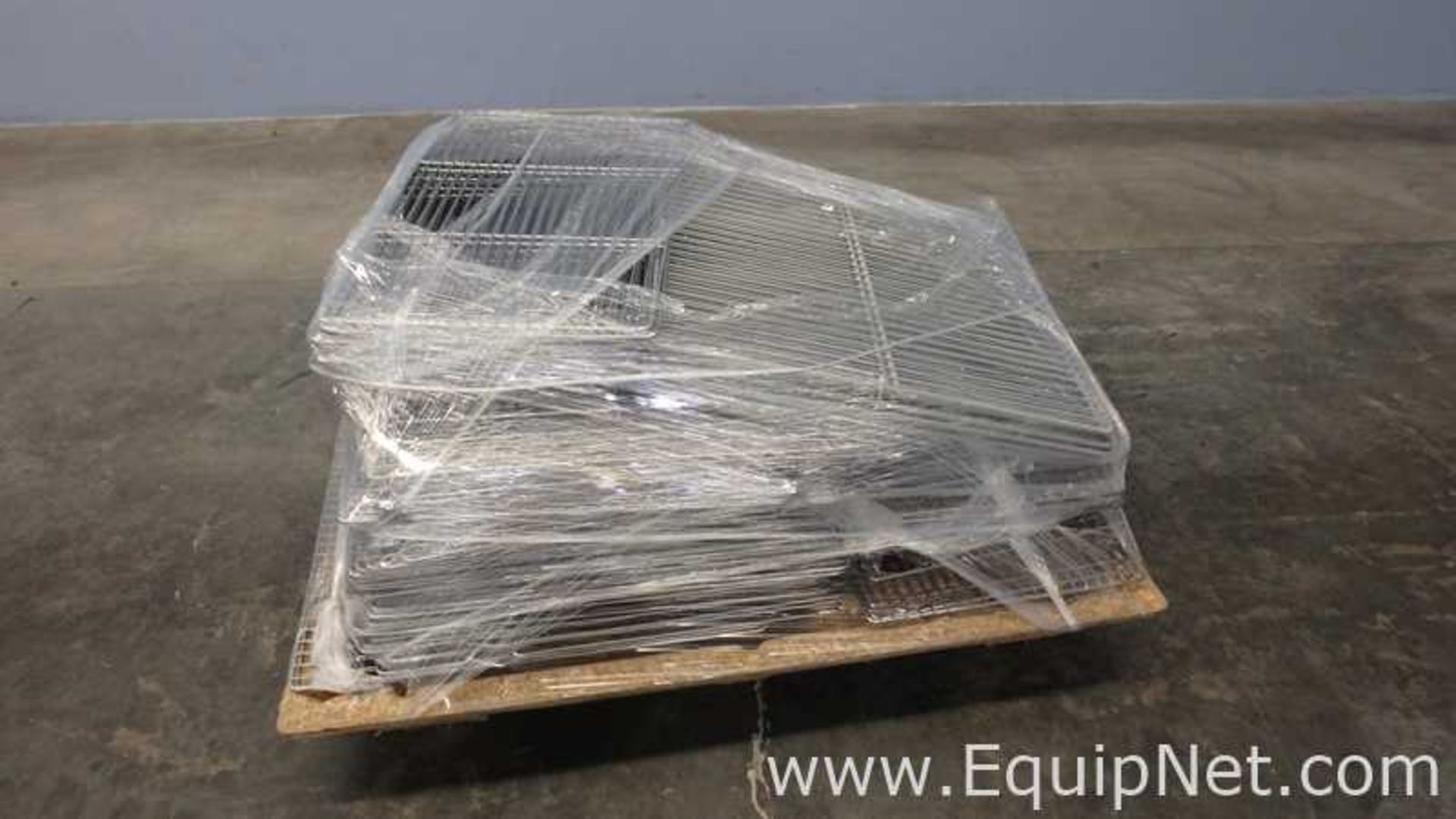 Pallet of Refrigerator 25in X 17in Wire Shelves