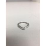 18ct wishbone diamond ring approx 1.8g