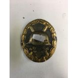 Wounds badge in gold.