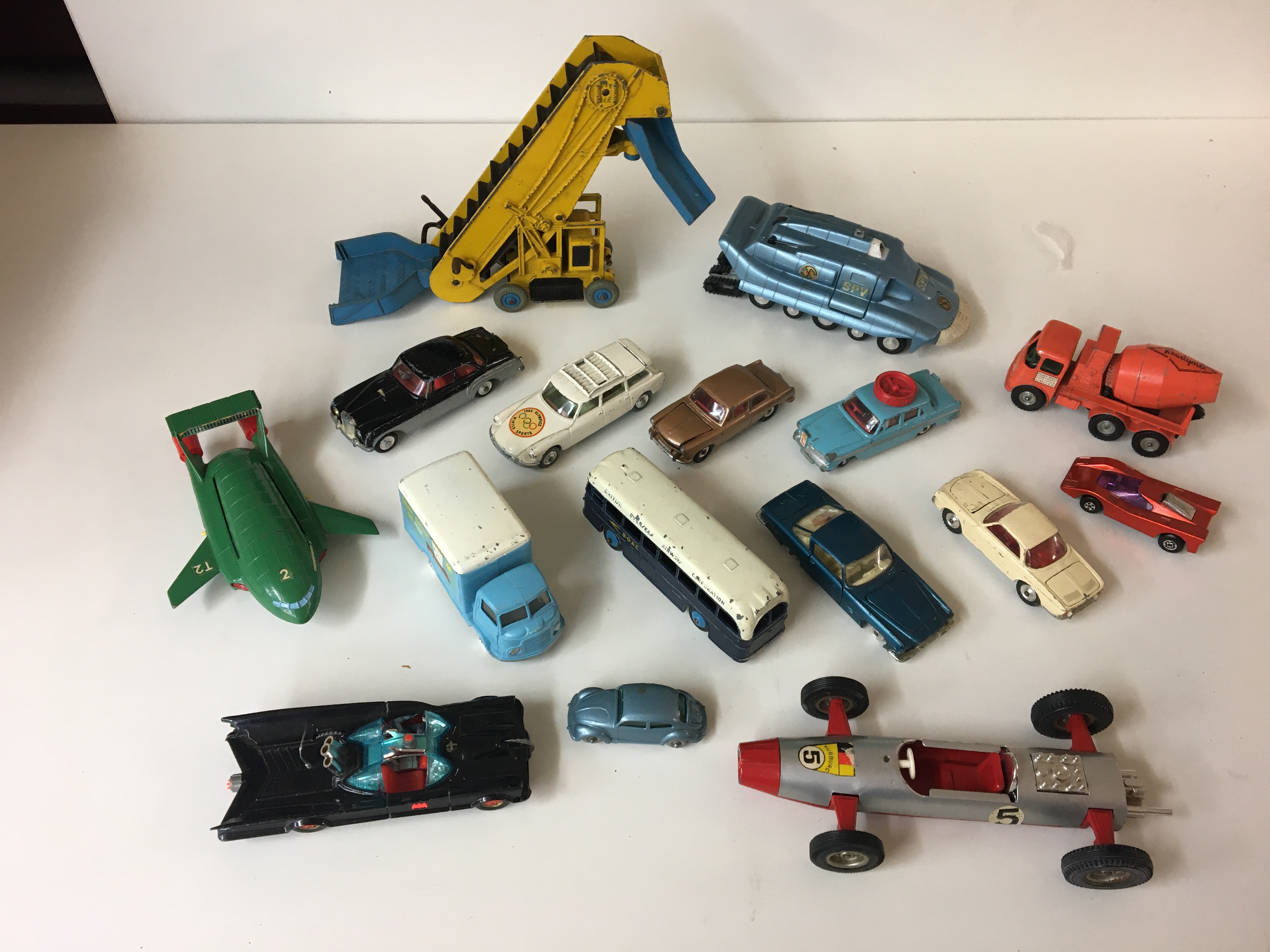 Quantity Dinky and other diecast cars