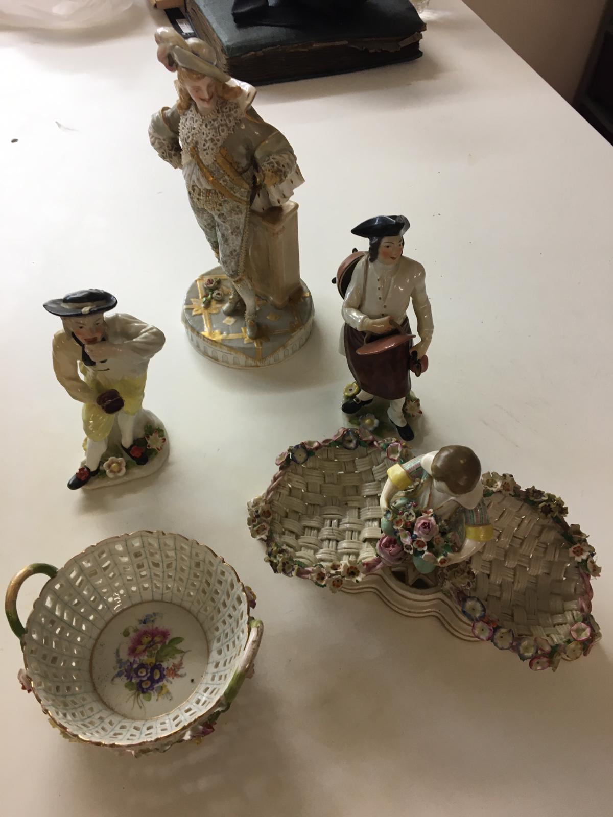 Meissen style ceramics to include bon bon dish, pair of costermongers and nobleman and ribbon bowl - Image 4 of 4
