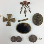 Qty vintage brooches to inc Hard stone, coins and gold.