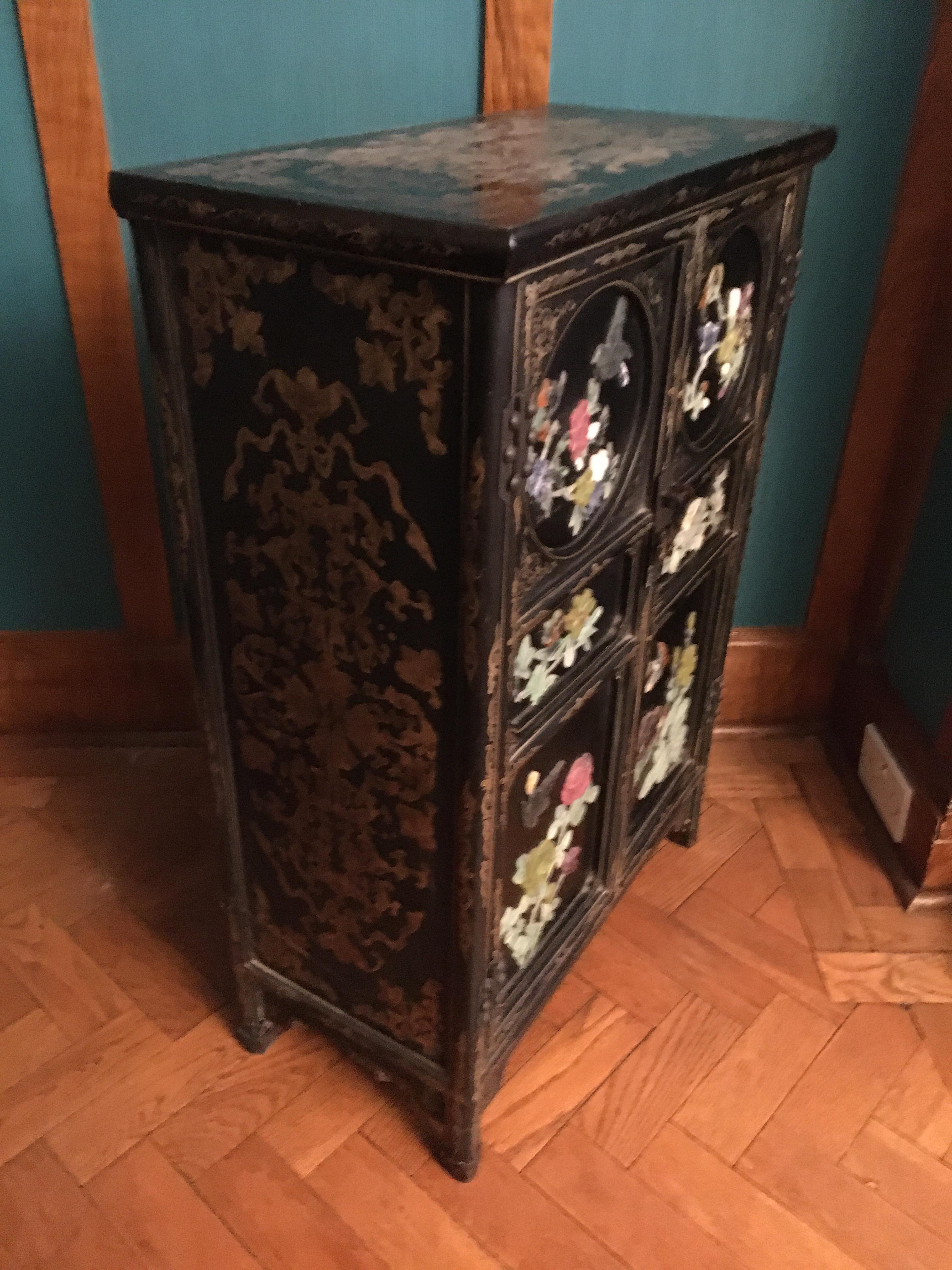 20th C Chinese inlaid cabinet, set with semi-precious hardstones of flowers and birds. - Image 4 of 5