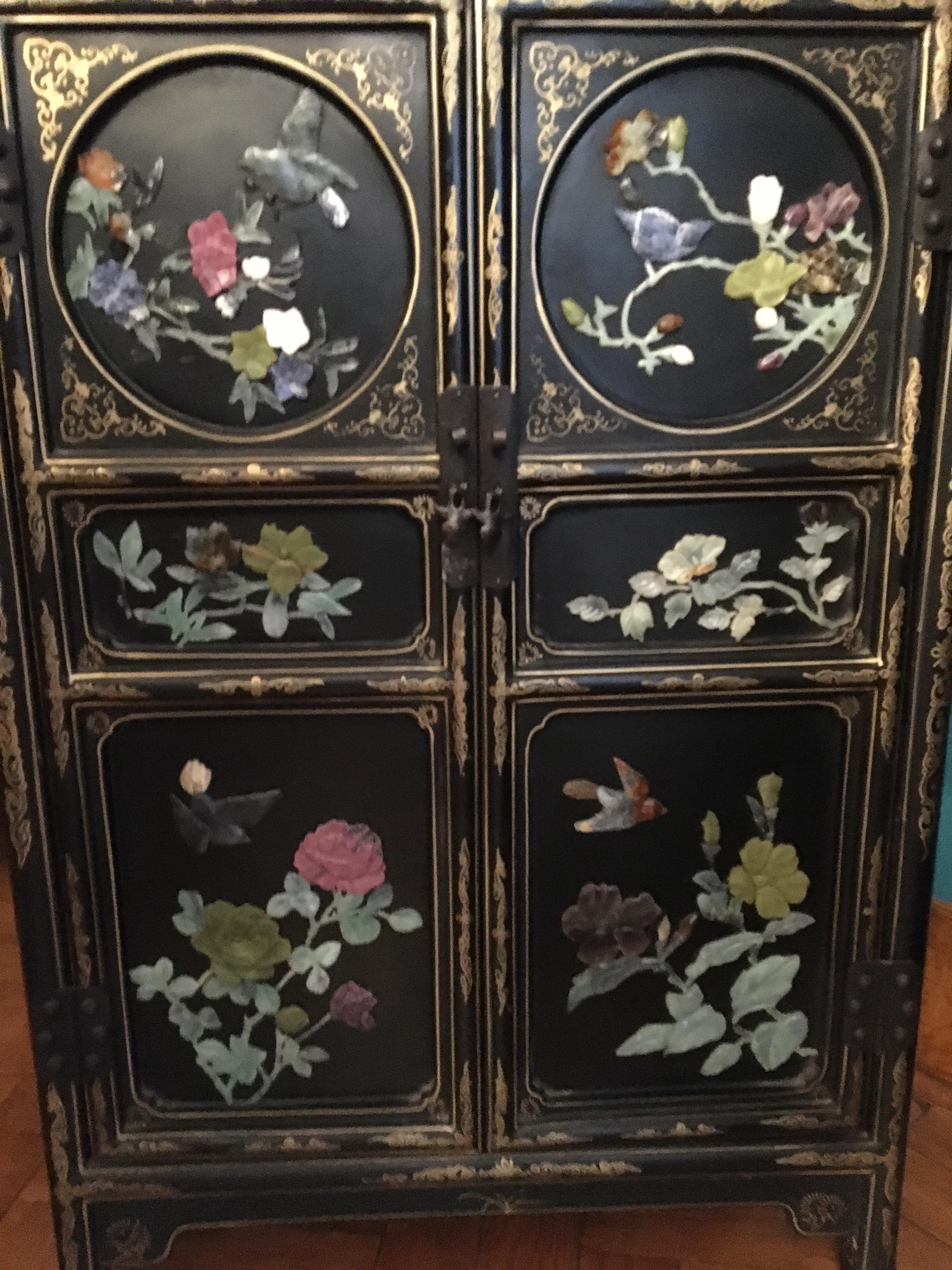 20th C Chinese inlaid cabinet, set with semi-precious hardstones of flowers and birds. - Image 5 of 5