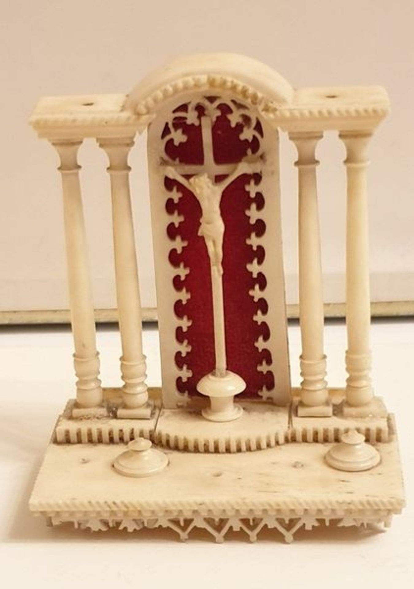 Miniatur Altar , Elfenbein , 19.Jhd., sehr feine Arbeit,Größe: 7,5x5cm kleinere Besch.,<b