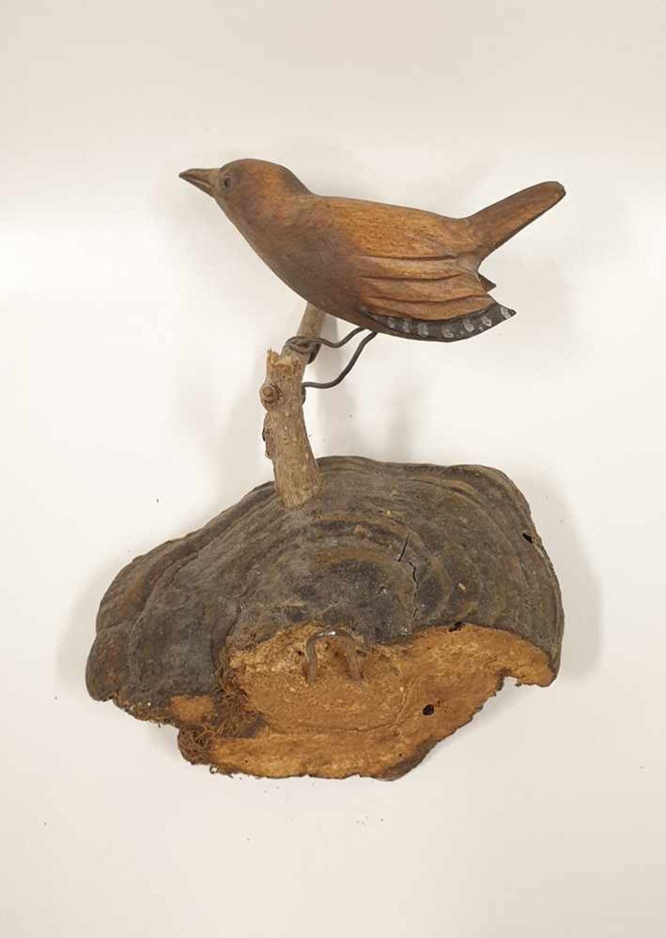 Viechtauer Vogel, Holz geschnitzt und gefasst, auf Baumschwamm montiert, 19./20.Jahrhundert, - Bild 3 aus 3