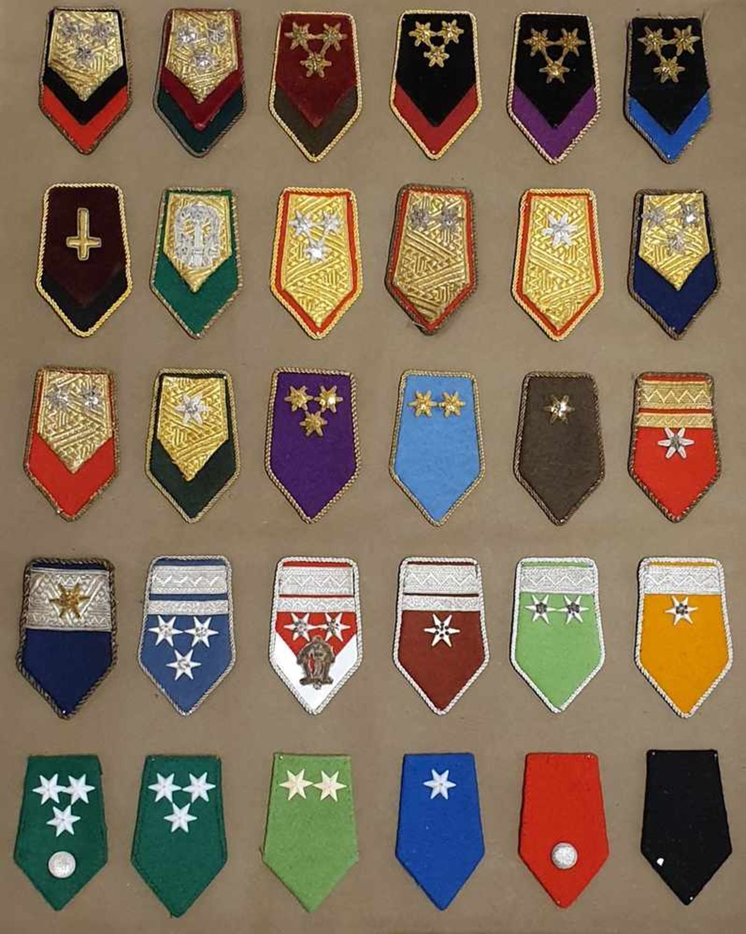 Sammlung von Militärischen Rangabzeichen , 30. Stück, in Holzgehäuse verglast, Gehäuse Größe: 41x 50