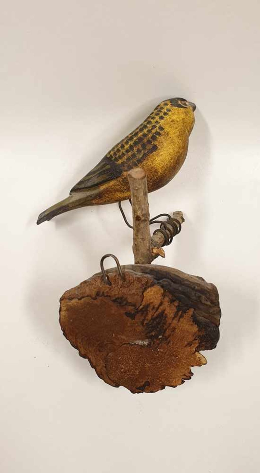 Viechtauer Vogel, Holz geschnitzt und gefasst, auf Holzschwamm montiert, 19./20.Jahrhundert, Größe - Image 3 of 3