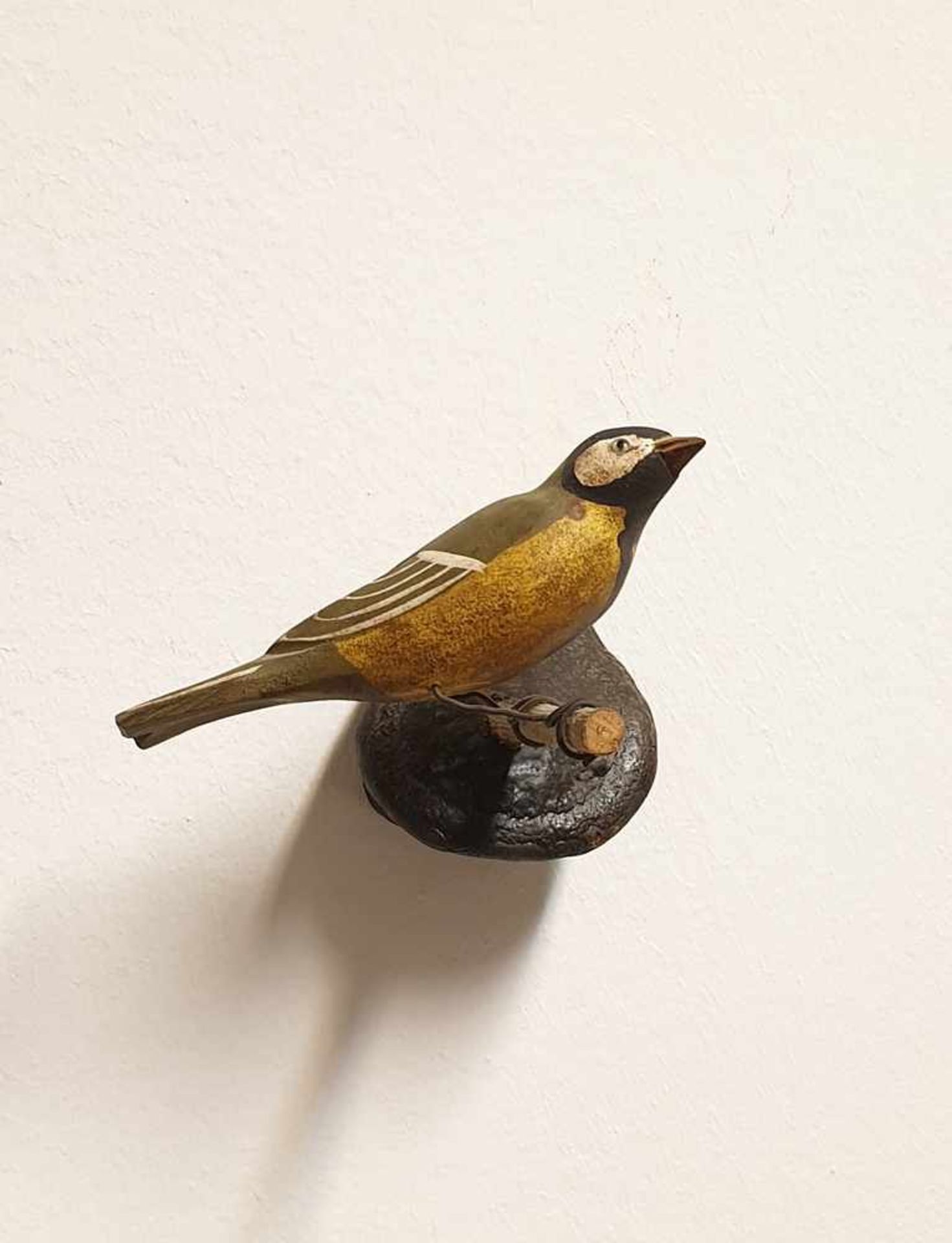 Viechtauer Vogel, Holz geschnitzt und gefasst, auf Holzschwamm montiert, 19./20. Jahrhundert,