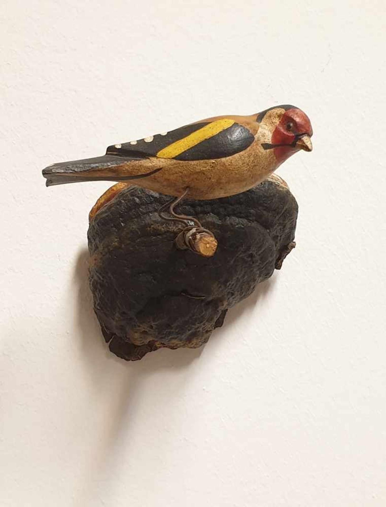 Viechtauer Vogel, Holz geschnitzt und gefasst , auf Holzschwamm montiert, 19./20. Jahrhundert, Größe