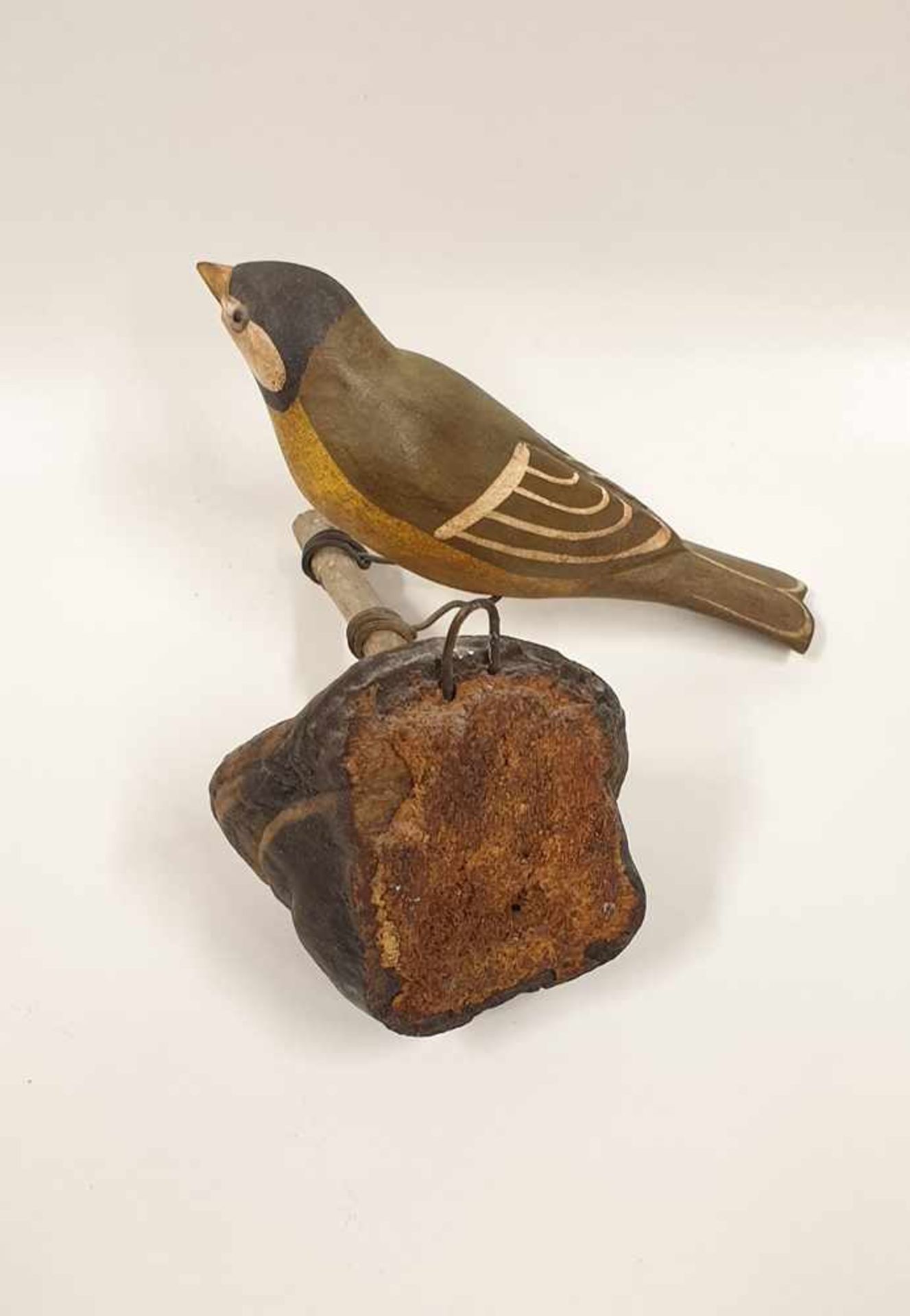 Viechtauer Vogel, Holz geschnitzt und gefasst, auf Holzschwamm montiert, 19./20. Jahrhundert, - Bild 3 aus 3