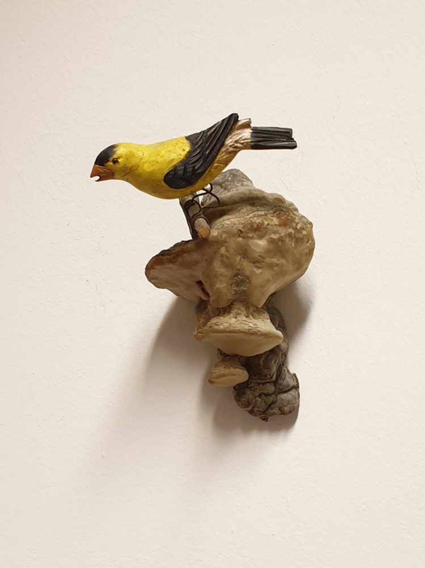 Viechtauer Vogel , Holz geschnitzt und gefasst, auf Holzschwamm gelegt, 19./20.Jahrhundert, Größe: - Bild 3 aus 4