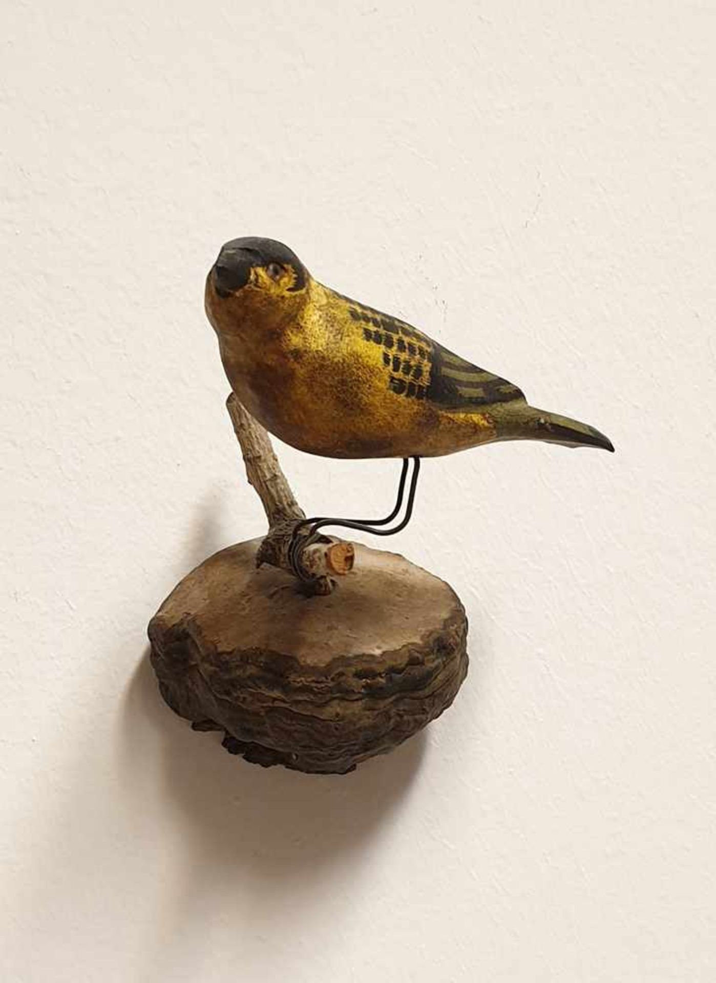 Viechtauer Vogel, Holz geschnitzt und gefasst, auf Holzschwamm montiert, 19./20.Jahrhundert, Größe