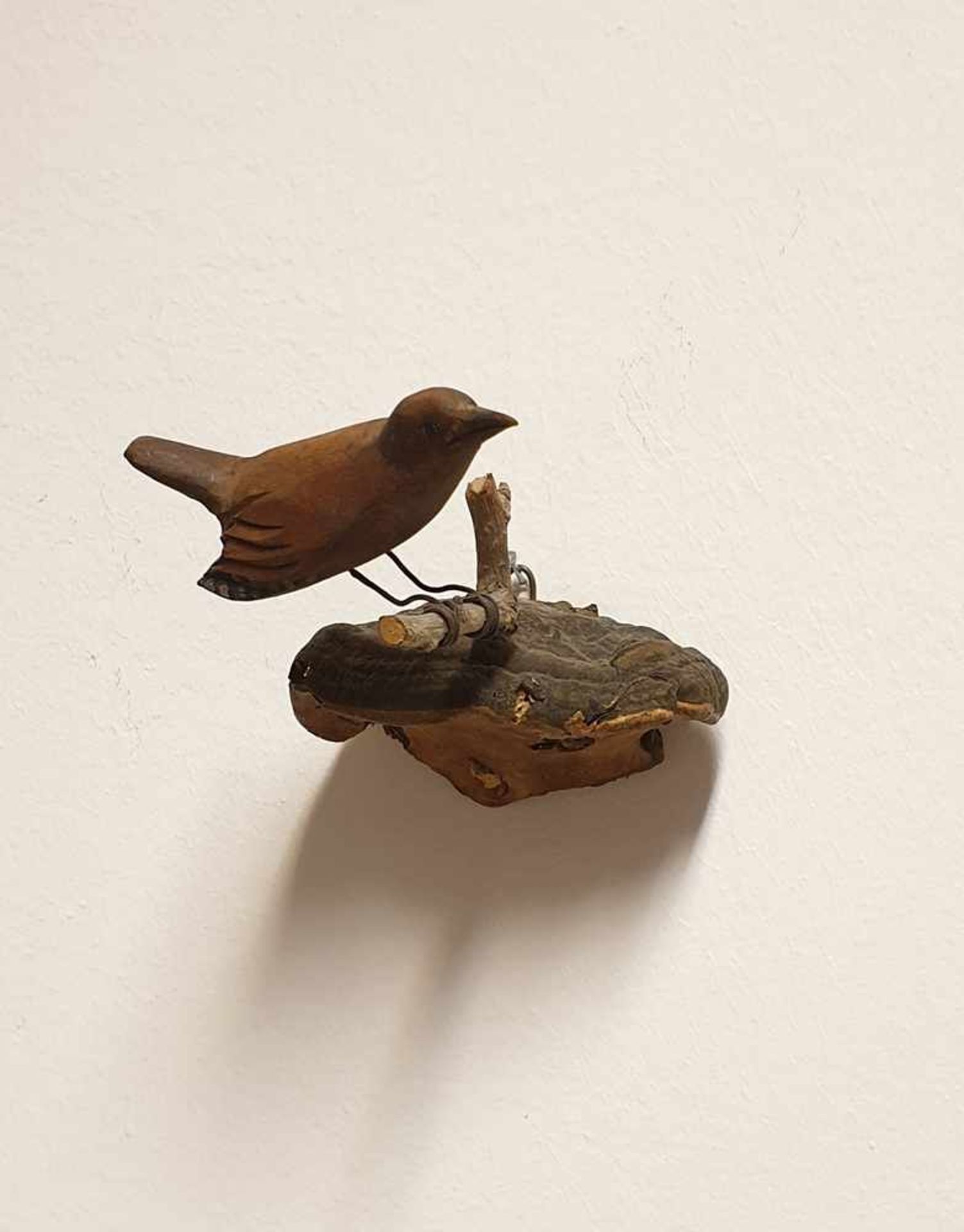 Viechtauer Vogel, Holz geschnitzt und gefasst, auf Baumschwamm montiert, 19./20.Jahrhundert, - Bild 2 aus 3