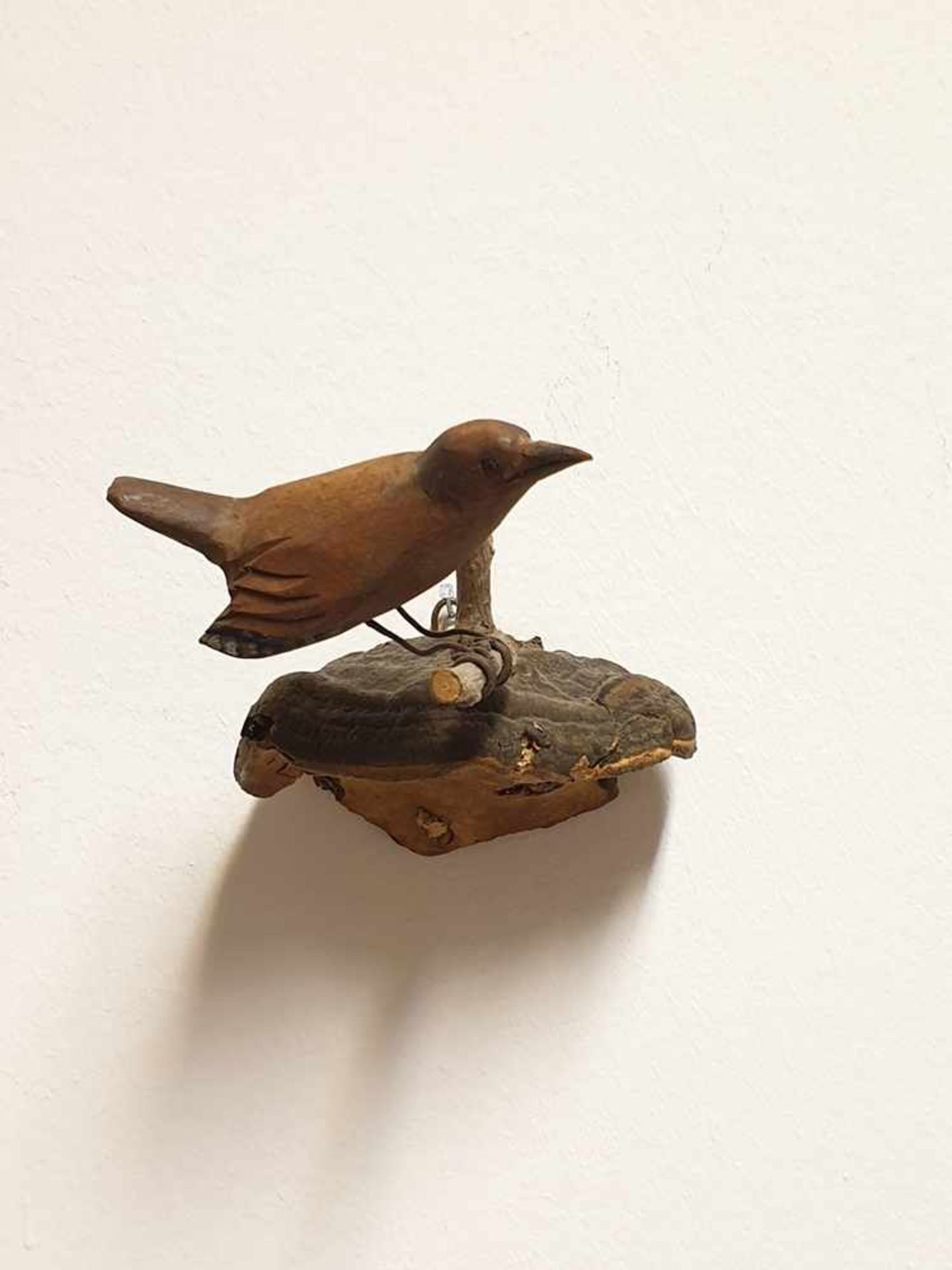 Viechtauer Vogel, Holz geschnitzt und gefasst, auf Baumschwamm montiert, 19./20.Jahrhundert,