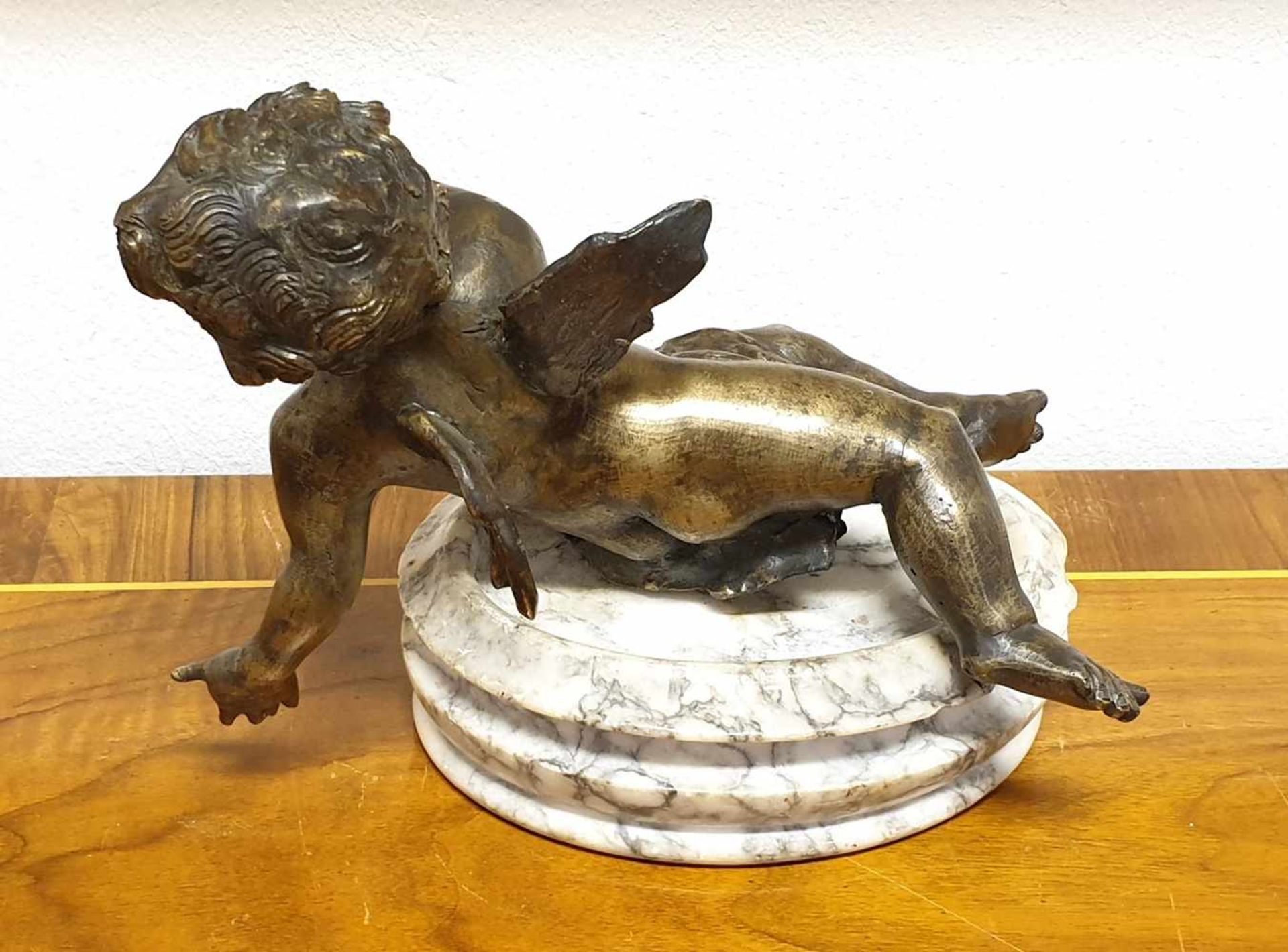 Putto , Bronze, 17./18. Jahrhundert montiert auf Marmorsockel, Höhe: 19,5cm , breite ca. 22cm , 3, - Image 4 of 5