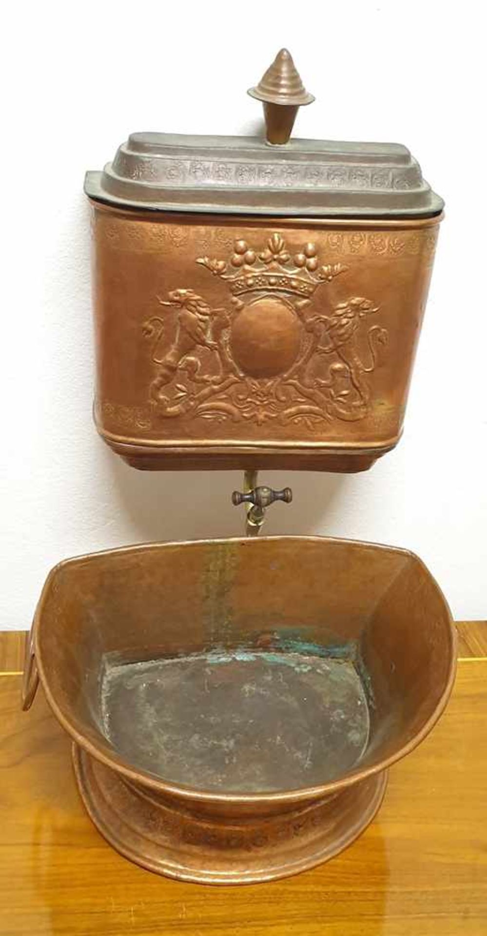 Lavabeau, Waschgarnitur, Kupfer , 18.Jahrhundert , mit Becken und Wasserbehälter, Adelswappen, - Bild 4 aus 6