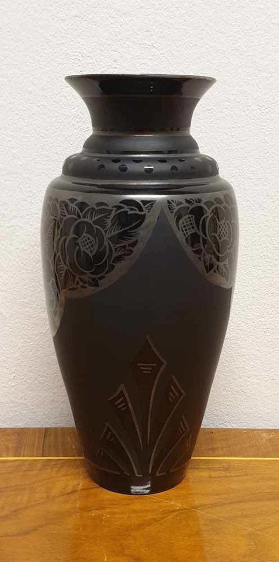 Vase Schwarzes Glas , Silberbemalt ,signiert: DÁrgil , Verreries Lorrain um 1928 , Paul Daum - Bild 2 aus 3