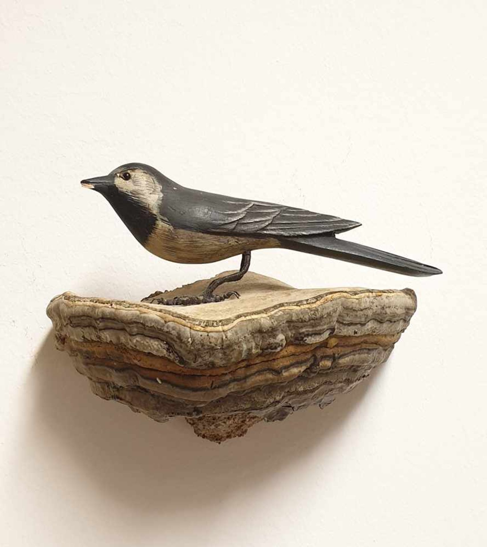 Viechtauer Vogel ,Holz geschnitzt und gefasst auf Holzschwamm montiert, 19./20.Jahrhundert, Größe: