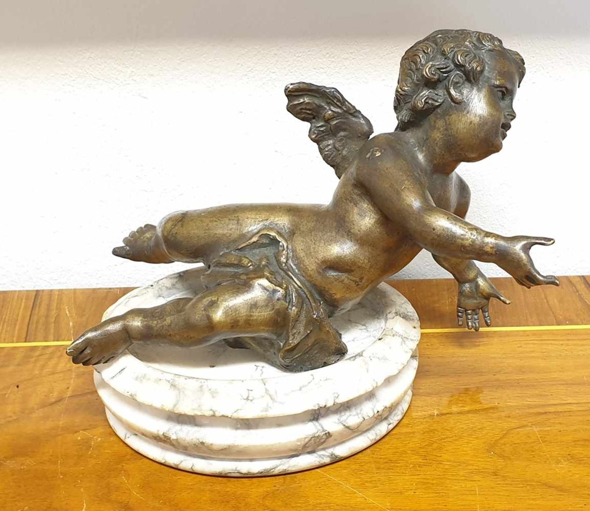 Putto , Bronze, 17./18. Jahrhundert montiert auf Marmorsockel, Höhe: 19,5cm , breite ca. 22cm , 3,