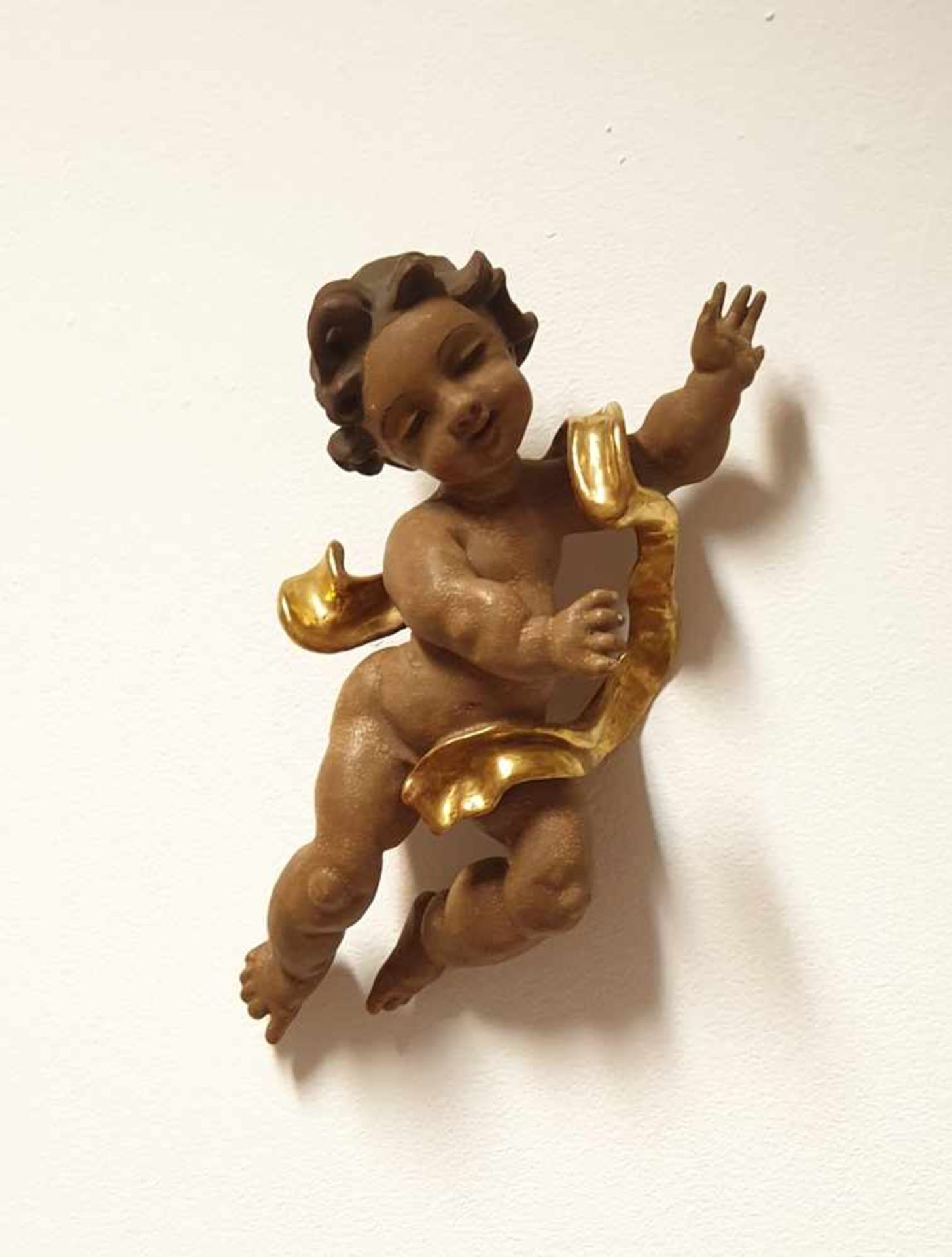 Putto , Holz geschnitzt und gefasst , Schleife mit Blattgold, um 1900 , Höhe ca. 30cm, kl. - Image 2 of 2