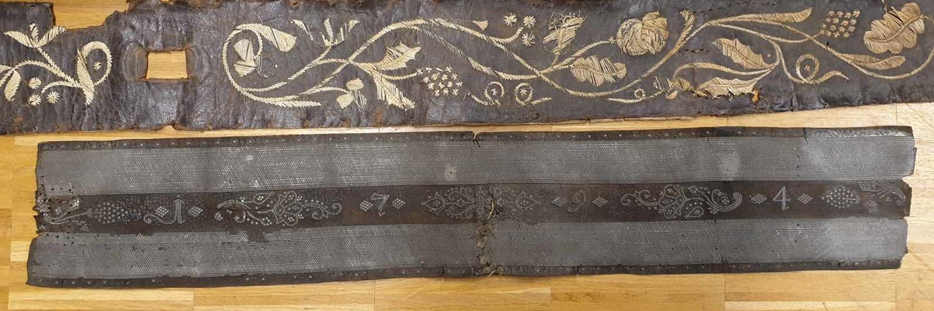 Konvolut Ranzen , 2 Lederranzen mit Federkielstickerei , um 1800 ,Länge je 95cm ,Breite:14 und - Image 2 of 3