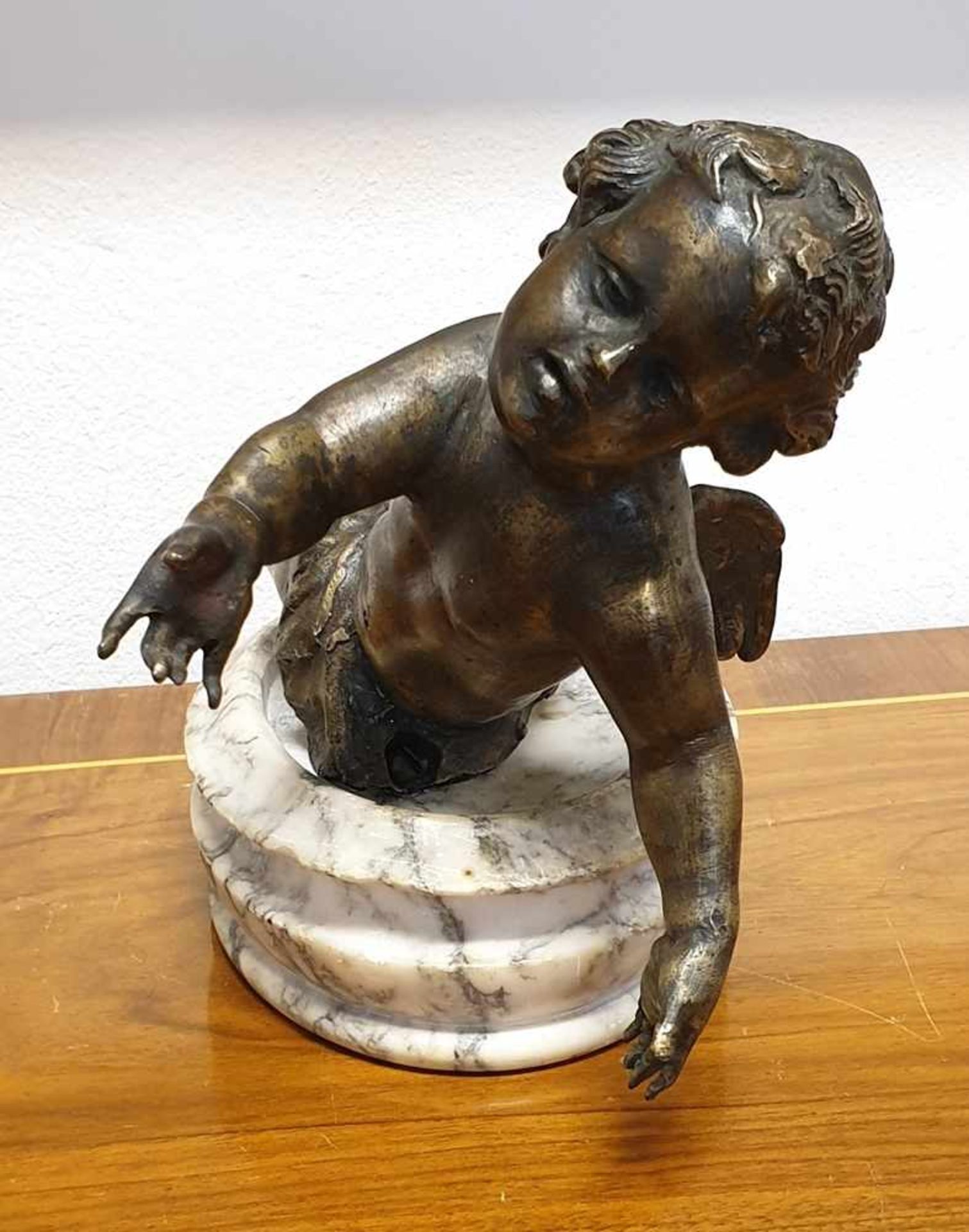 Putto , Bronze, 17./18. Jahrhundert montiert auf Marmorsockel, Höhe: 19,5cm , breite ca. 22cm , 3, - Image 3 of 5