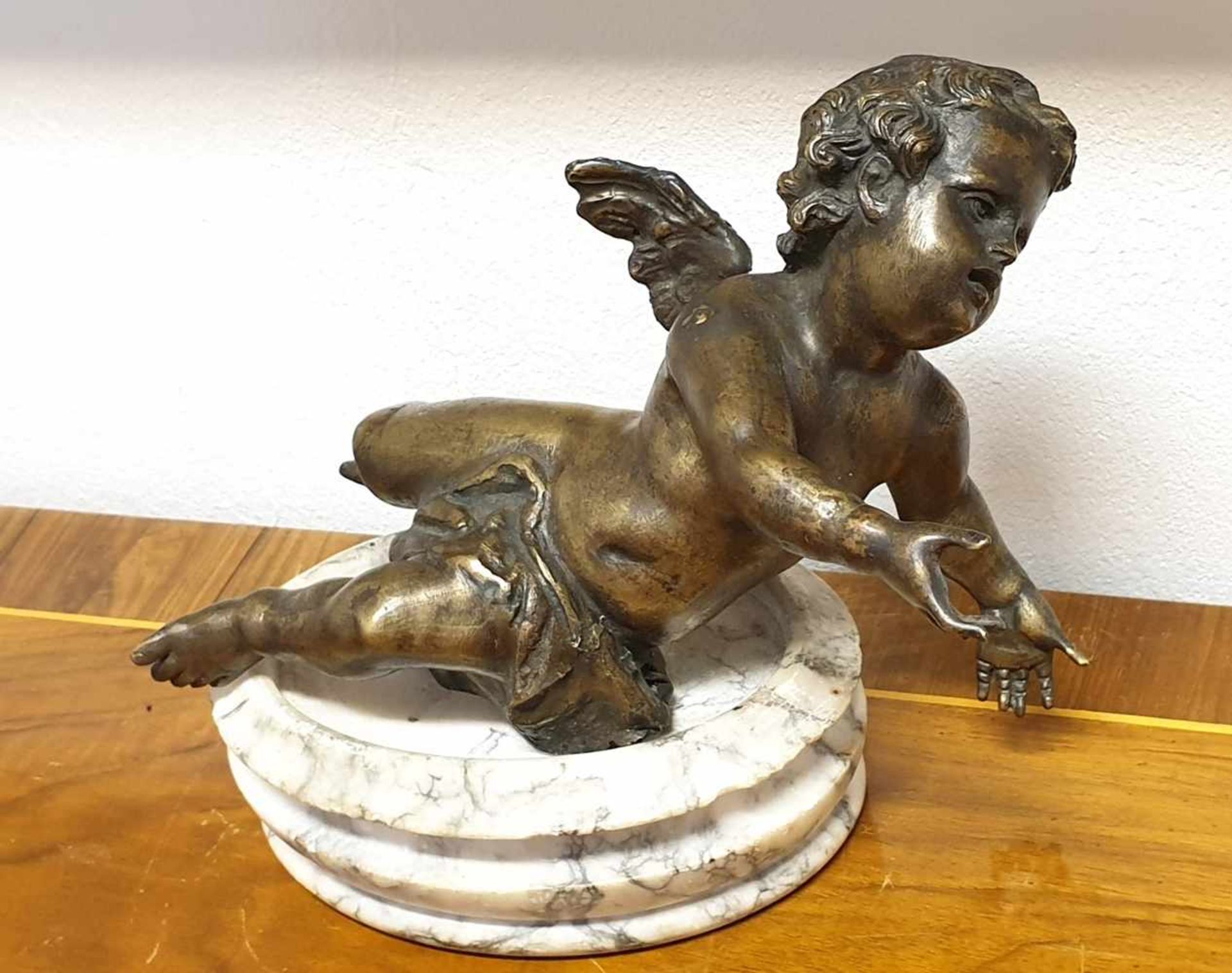 Putto , Bronze, 17./18. Jahrhundert montiert auf Marmorsockel, Höhe: 19,5cm , breite ca. 22cm , 3, - Image 2 of 5