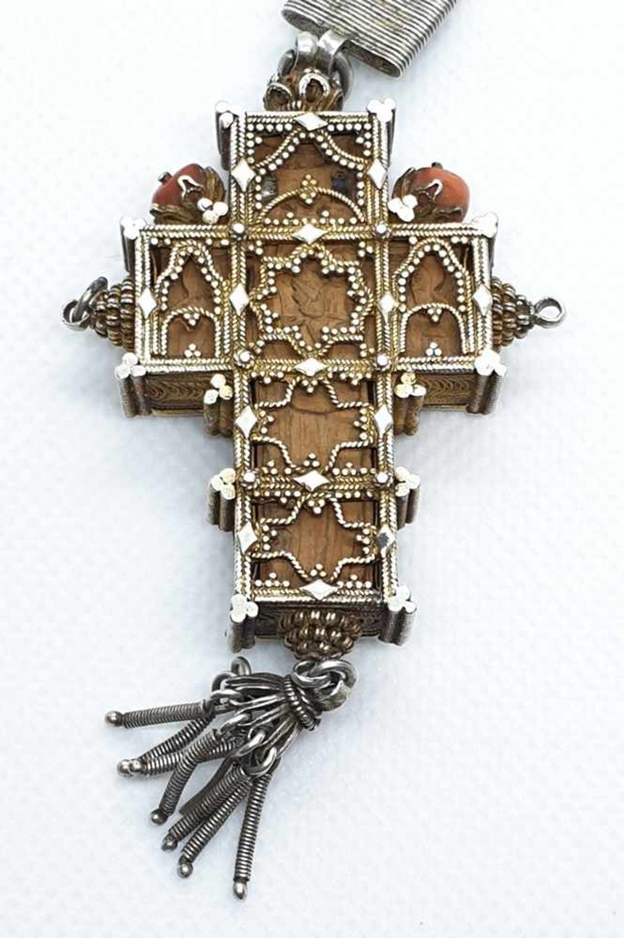 Reliquienkreuz , Silber, 18./19.Jahrundert, Koralle, Kette vermutlich aus späterer Zeit, - Image 4 of 4