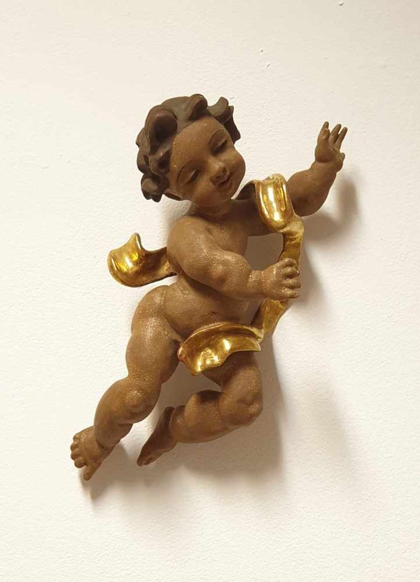 Putto , Holz geschnitzt und gefasst , Schleife mit Blattgold, um 1900 , Höhe ca. 30cm, kl.