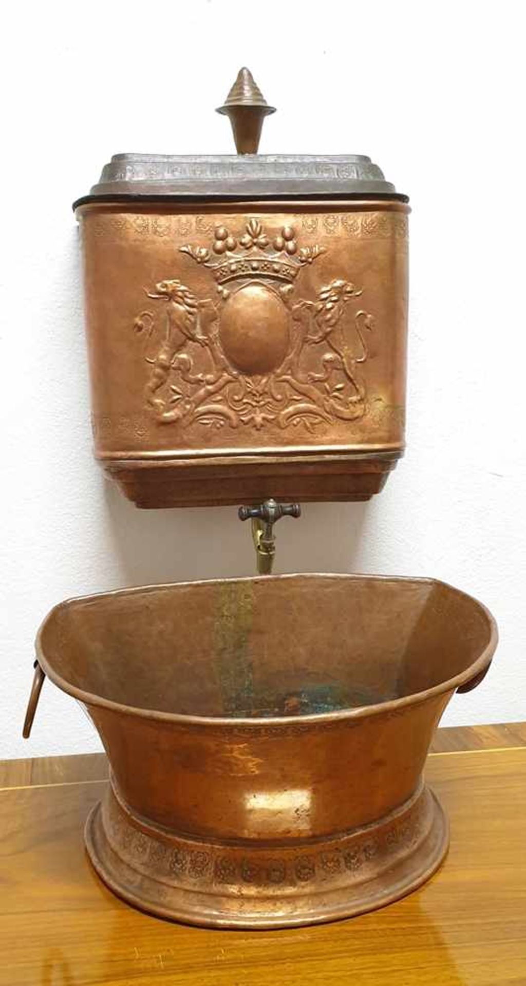 Lavabeau, Waschgarnitur, Kupfer , 18.Jahrhundert , mit Becken und Wasserbehälter, Adelswappen,