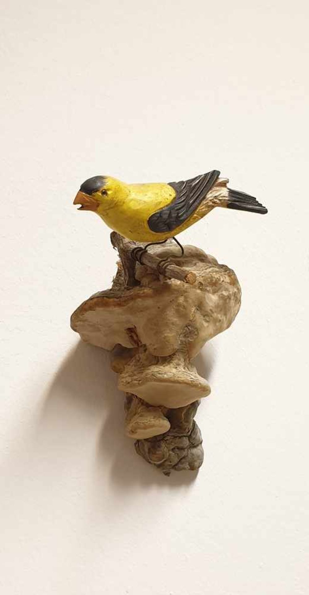 Viechtauer Vogel , Holz geschnitzt und gefasst, auf Holzschwamm gelegt, 19./20.Jahrhundert, Größe: