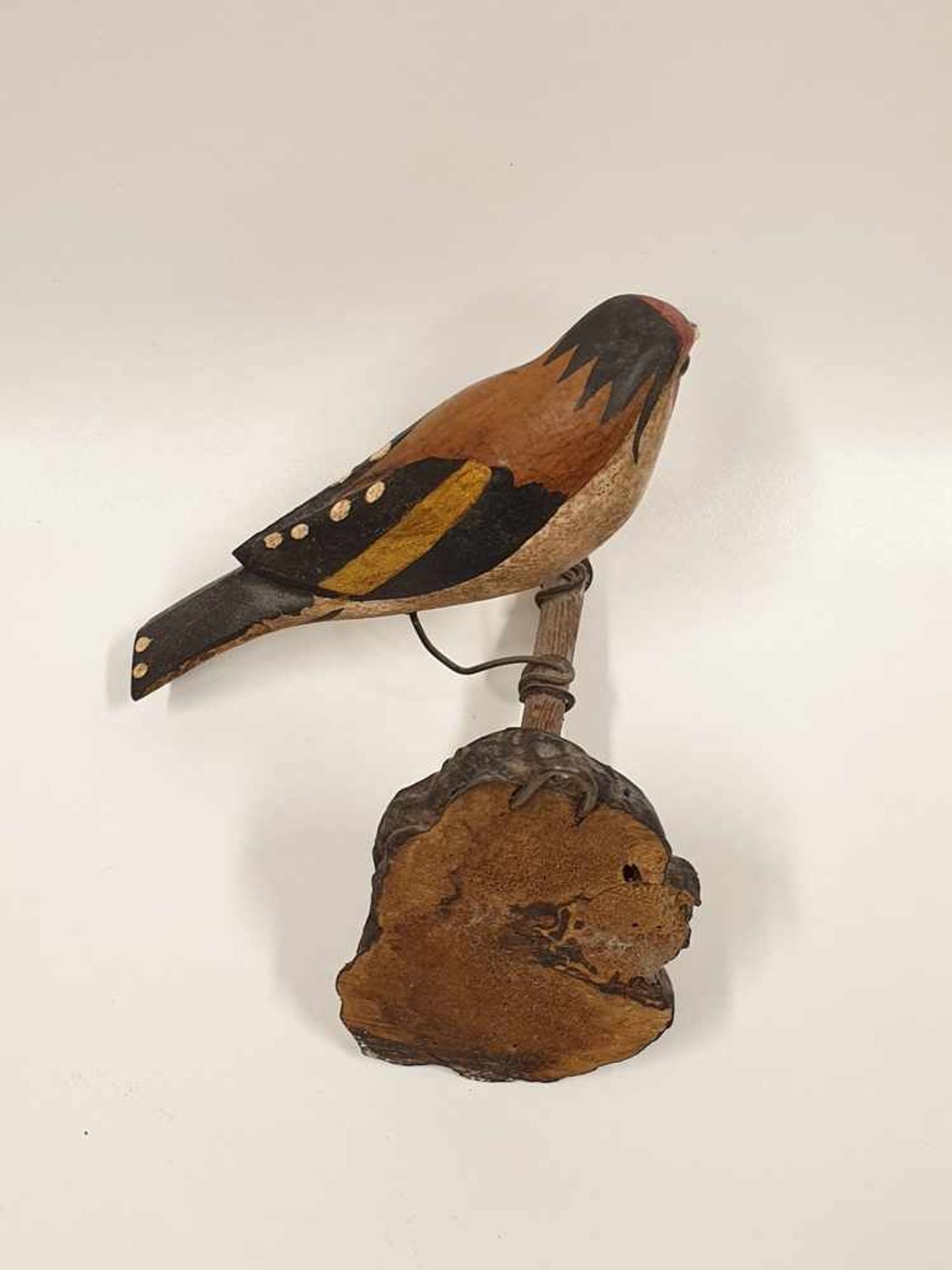 Viechtauer Vogel, Holz geschnitzt und gefasst, auf Holzschwamm montiert, 19./20.Jahrhundert, - Bild 3 aus 3