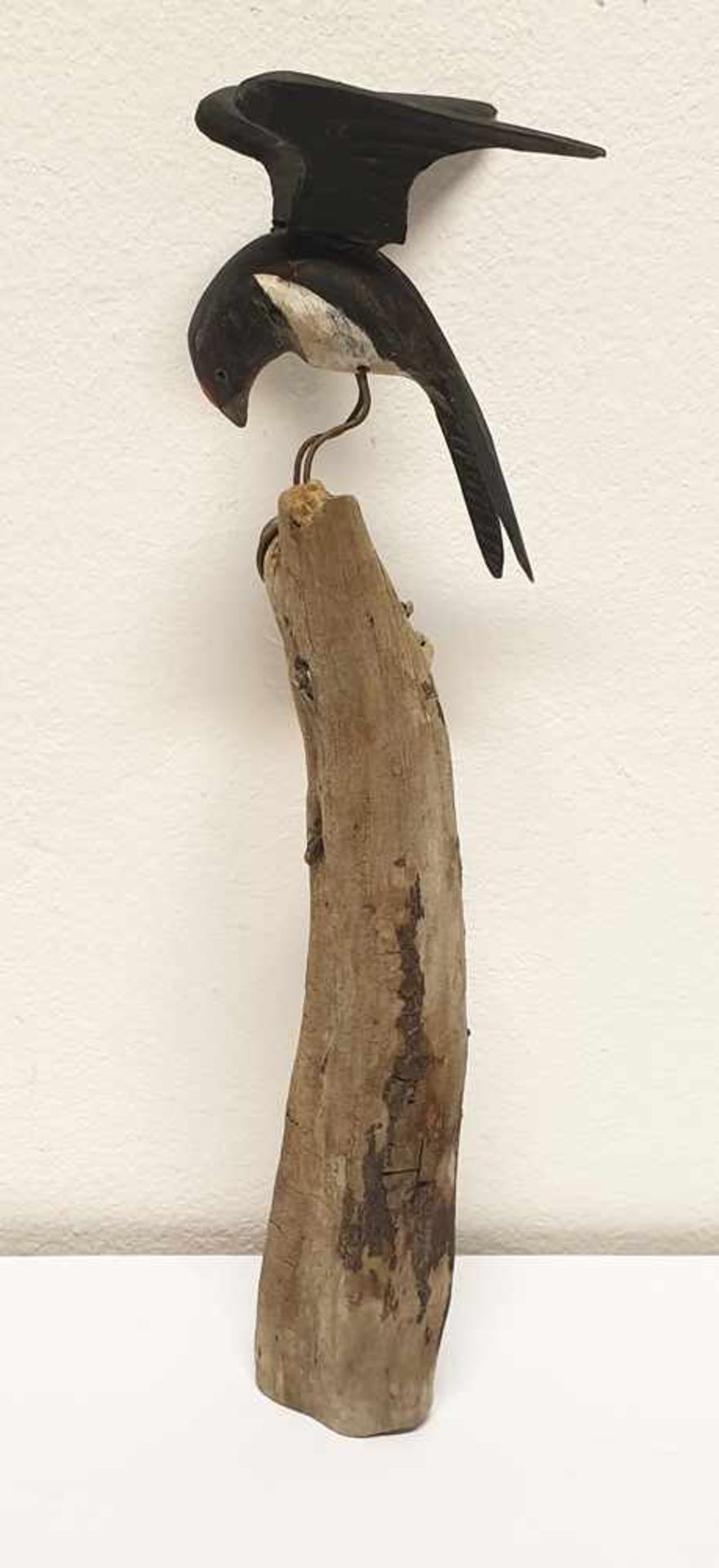 Viechtauer Vogel, Holz geschnitzt und gefasst auf Holzast montiert, 19./20.Jahrhundert, Größe: 32cm