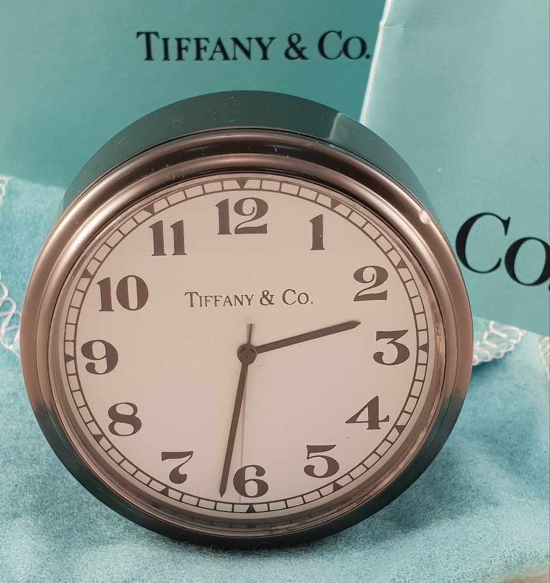 Tiffany & Co. Wecker, Gehäuse Metall geschwärzt, Zeiger, zentrale Sekunde und arabische Zahlen der - Image 2 of 2