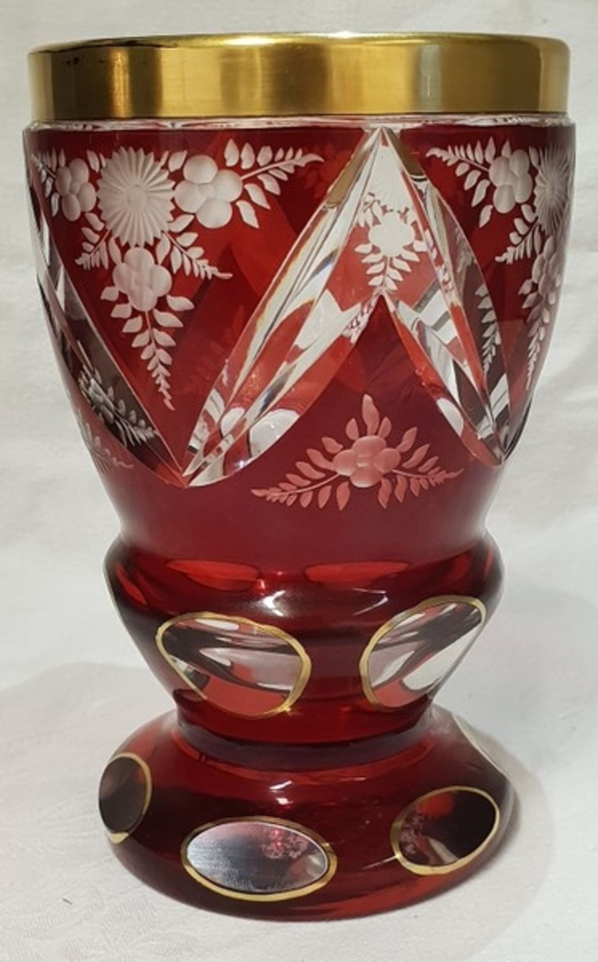 Fußbecher, Böhmen ,farbloses Glas, teils rot lasiert, konkav geschliffene Medaillons mit stilisierte