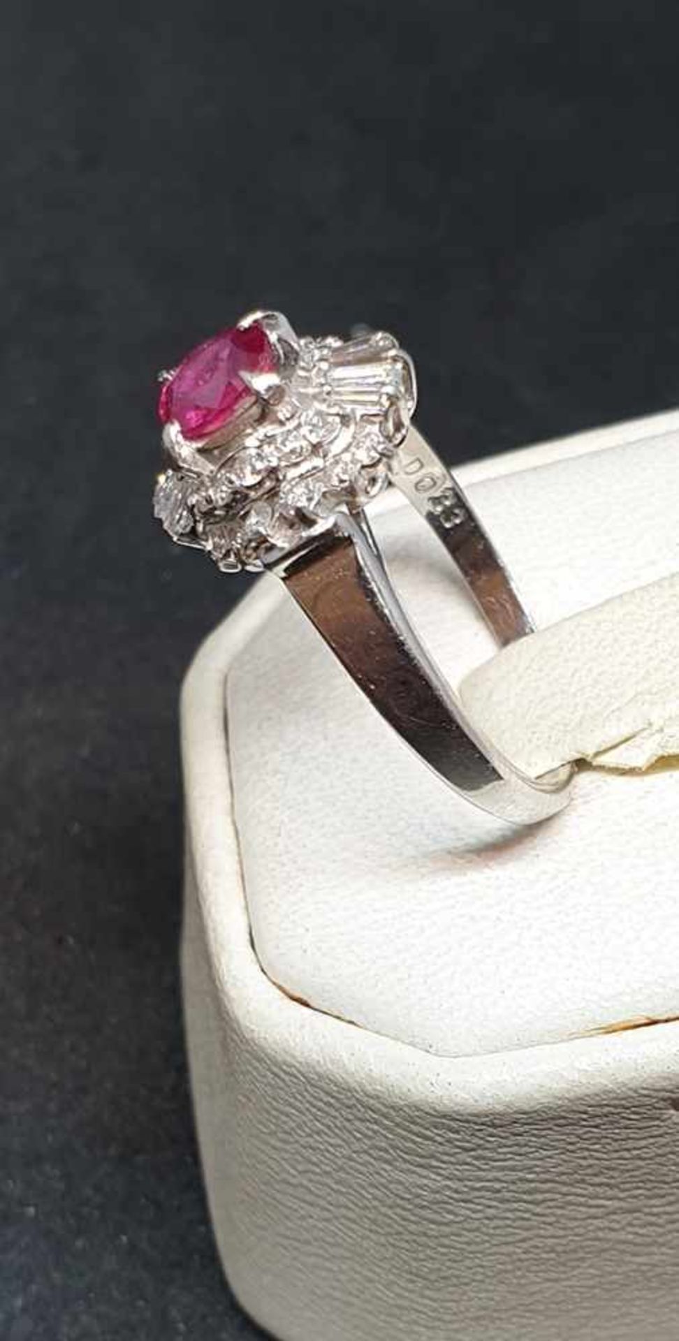 Diamant Rubin Ring, Platin 900 , Rubin ca, 0,33 ct, Diamanten zus.ca. 0,43ct. , RW50 - Image 2 of 3